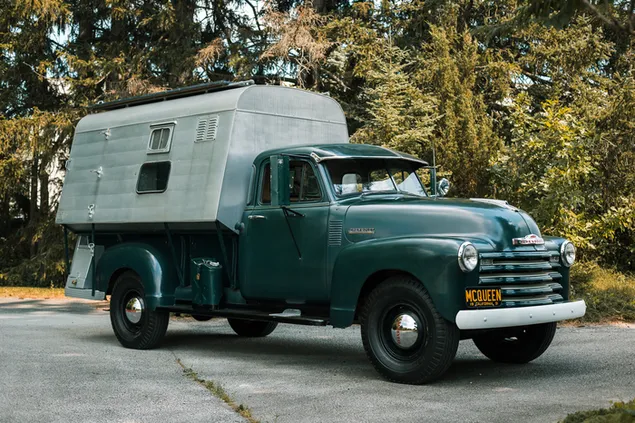 Camioneta Chevrolet 3800 de 1952 con caravana 02