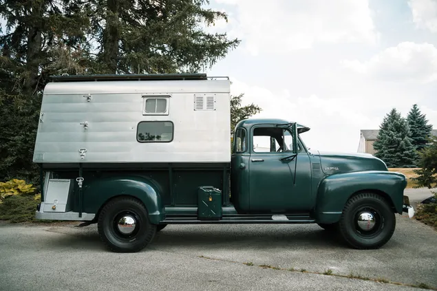 Camioneta Chevrolet 3800 de 1952 con caravana 04
