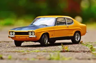 Tapeta Miniatura žlutého vozu Ford Capri z roku 1974 4K