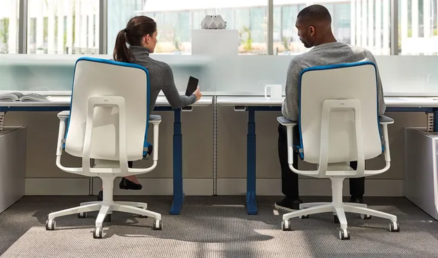 2 osebi v pisarni 2K ozadje