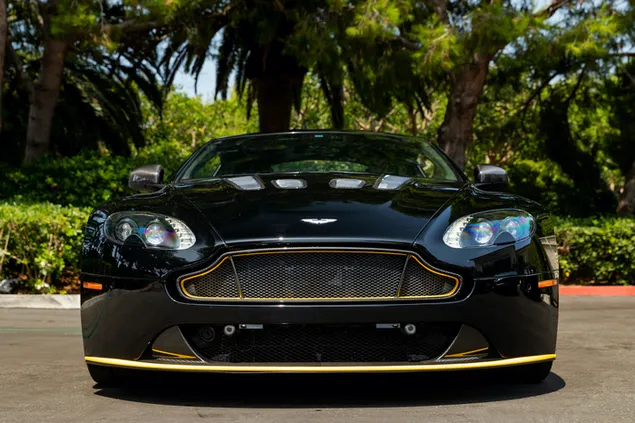 2017 m. Aston Martin 6.0 V12 Vantage S vaizdas iš priekio 2K ekrano užsklanda
