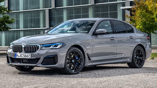 2020 BMW 545e Plug-In Hybrid M Sport 01 HD imagine de fundal