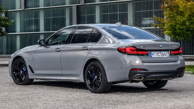 2020 BMW 545e Plug-In Hybrid M Sport 03 HD imagine de fundal