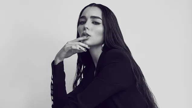 (2021) 'Indiana Massara' dalam Penggambaran The Glass Magazine | Monokrom BG 4K kertas dinding