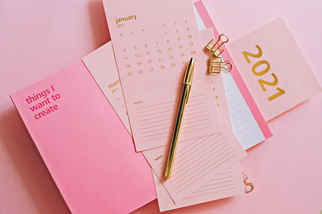 Alat tulis, perencana, dan kalender merah muda 2021 4K wallpaper