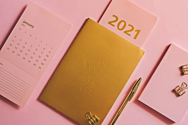 2021年の新年のピンクとゴールドの文房具