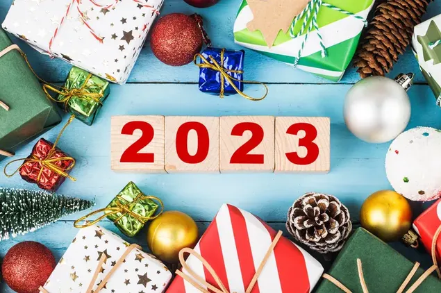 Hình nền 2023 món quà trên bàn và 2023 viết giữa chúng 4K