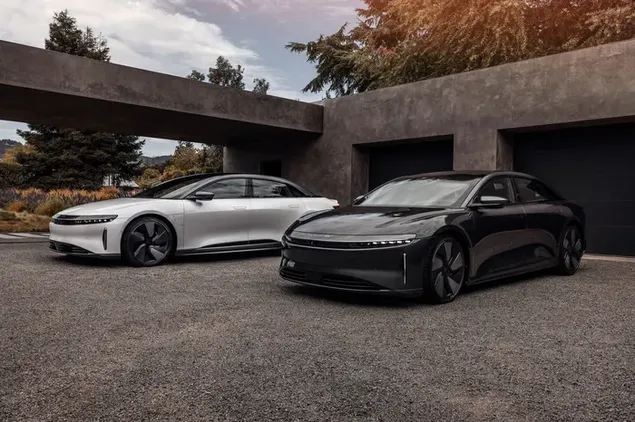 2023 Lucid Air Grand Touring Stealth 黒と白の車