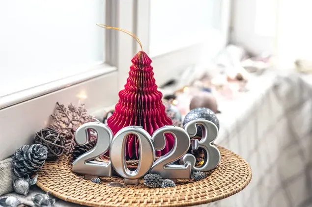 2023 Nieuwjaar en ornamenten op het bord