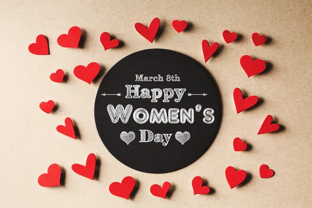 8. märz Happy Women's Day Schriftzug mit Kreide in einem schwarzen Brett im Kreis, rote kleine Herzen an den Rändern