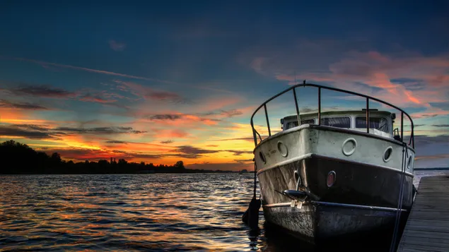 Un barco y una puesta de sol perfecta 4K fondo de pantalla