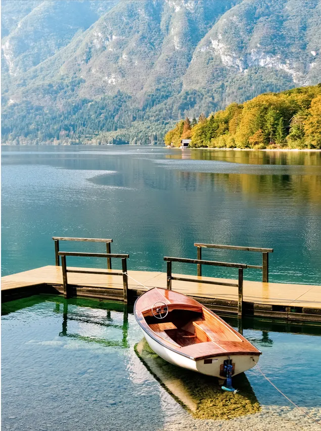 סירה על האגם ליד רציף, שקיעה מעל האגם בכפר 4K טפט