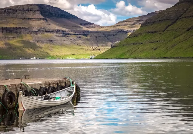 Un barco en el lago cerca de un muelle. 4K fondo de pantalla
