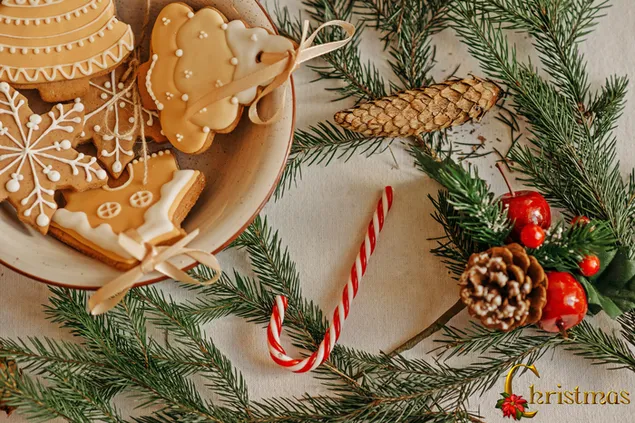 Un plato de galletas de jengibre con adornos para Navidad