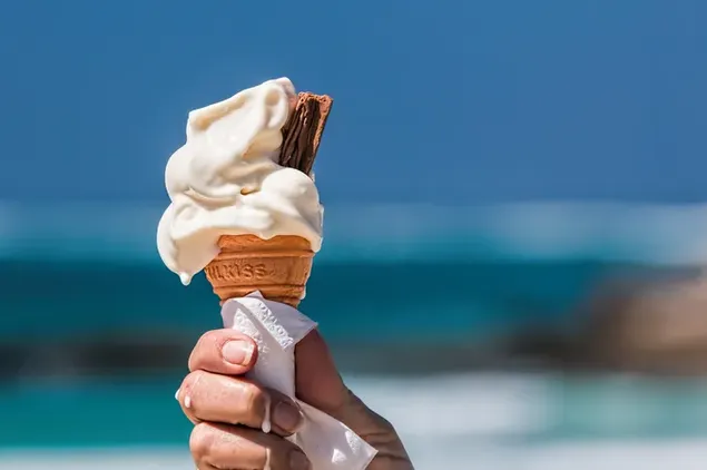 Un cono de helado de vainilla frío y delicioso con un palito de chocolate descargar