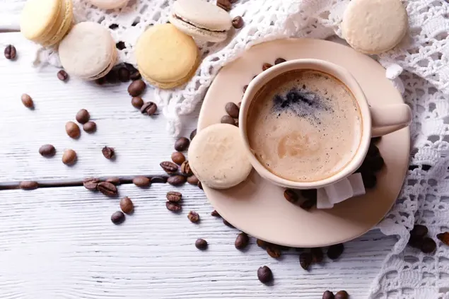 Secangkir kopi dipadukan dengan macarons 4K wallpaper