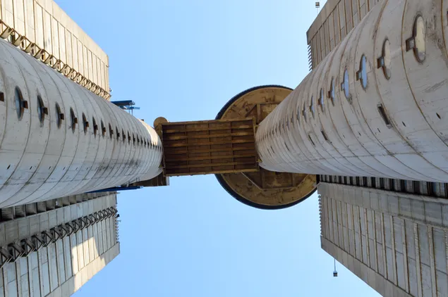 en "flyvende tallerken" forbinder to skyskrabertårne 4K tapet