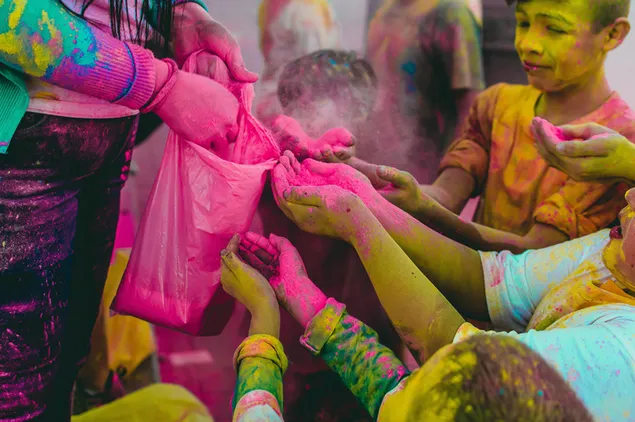 En pige giver farver og kærlighed til børn på Holi 4K tapet