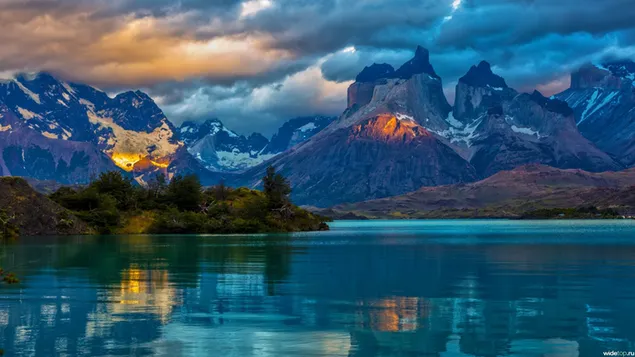 Una magnífica vista al mar frente a las montañas nevadas y el brillo del mar. descargar