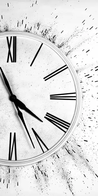 Tapeta Monochromatické abstraktní zobrazení ciferníku s rozptylem částic a římskými číslicemi 2K