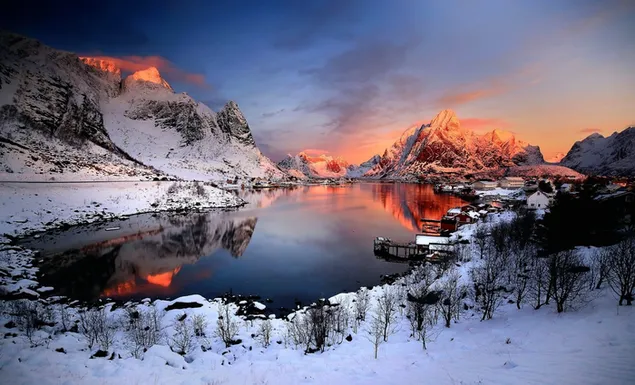 Un plácido pueblo en las montañas de invierno HD fondo de pantalla