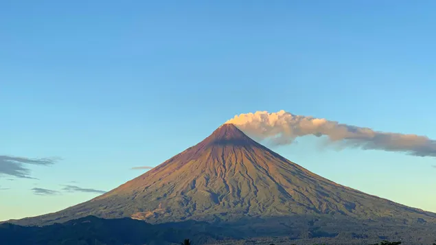 un lugar turistico popular, es famoso por su ''cono perfecto'' debido a su forma conica simetrica - volcan mayon descargar