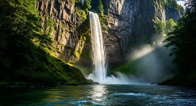 galingas krioklys krenta zemyn nuo tvirtu uolu i ramia upe, apsupta veslaus zalio misko ir dramatisko saules spindulio, sklindancio pro upe. atsisiusti