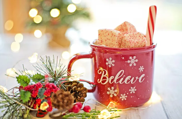 Secangkir cokelat panas dengan latar belakang lampu Natal