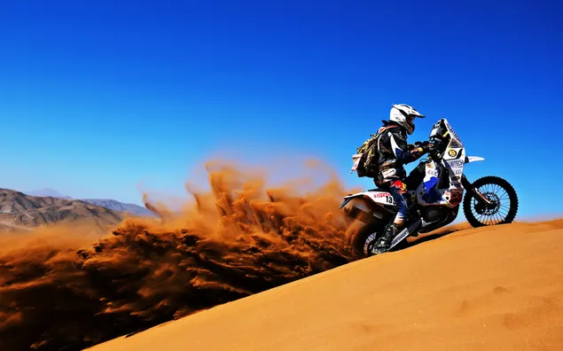 Een rijder in woestijnfietsraces in beschermende kleding