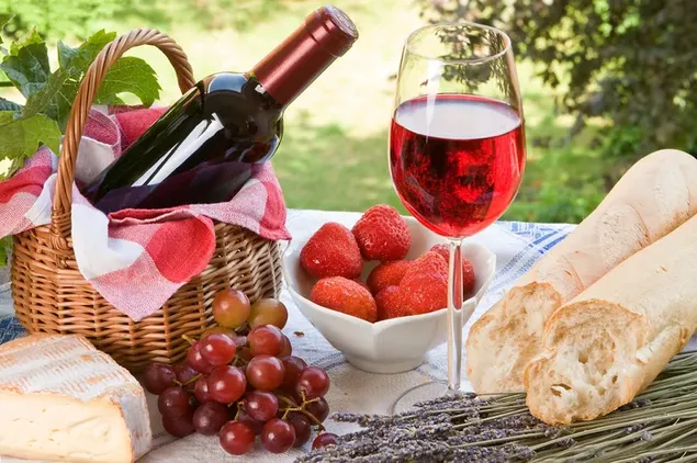 En romantisk picnic med vin, brød og frugt download