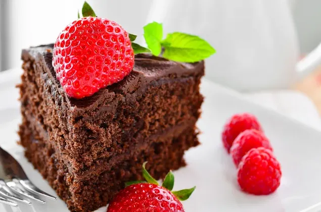 Una rodanxa de pastís de xocolata amb maduixa 4K fons de pantalla