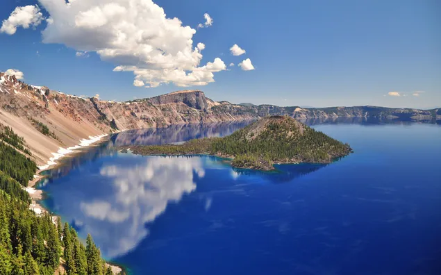Una pequeña isla en medio del lago y el cielo nublado y las colinas reflejadas en el lago 2K fondo de pantalla