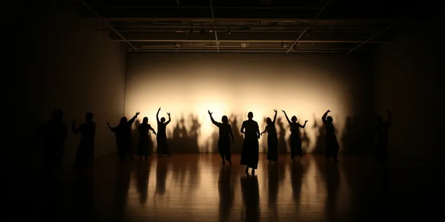 Eine Bühnenperformance mit Silhouetten von Figuren in Bewegung 2K Hintergrundbild