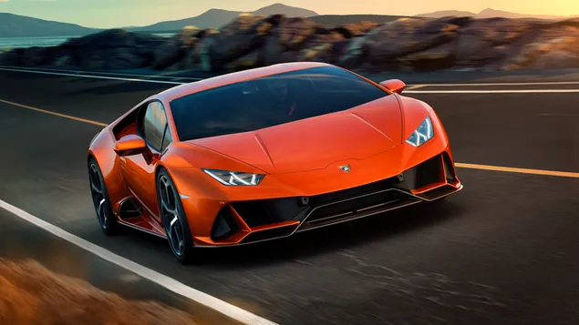 Een ultramoderne oranje Lamborghini met zijn snelle en krachtige structuur op de asfaltweg 8K achtergrond