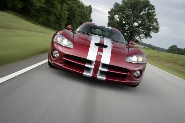 Шпалери Сучасний червоно-білий спортивний автомобіль Dodge Viper SRT 10 на асфальтованій дорозі посеред дерев і трави 2K