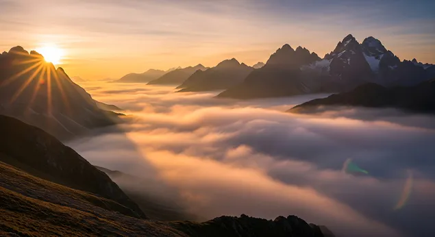 壮丽的金色日出笼罩着云雾缭绕的山峰，山谷间云雾缭绕。 8K 壁纸