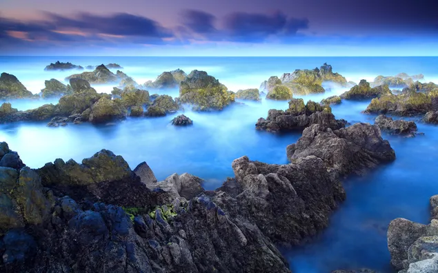 Een surrealistisch eiland met een mistig en enorm uitzicht download