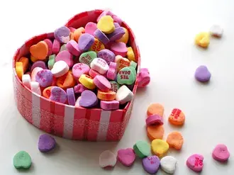 Tapeta Valentýnský dárek plný malých srdíček v srdíčkové krabičce HD