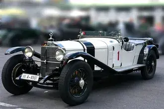 starozitny vuz klasickeho legendarniho modelu mercedes v bile barve stahnout