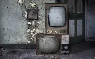 pokinut' komnatu i televizory u slomannoy steny skachat'