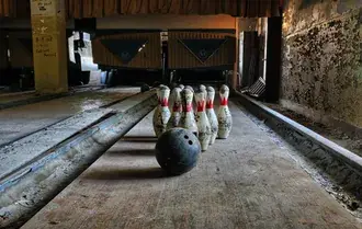 opusteny bowlingovy salon stahnout