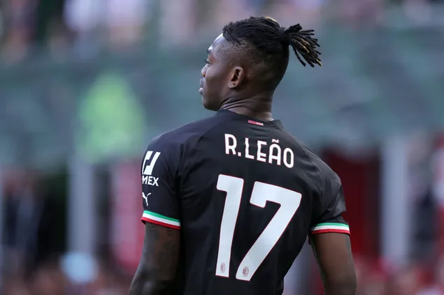 חלוץ מילאן רפאל ליאו בחולצה מספר 17 שלו 2K טפט