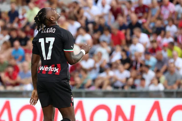 חלוץ מילאן, רפאל ליאו, מצטלם מאחור 2K טפט