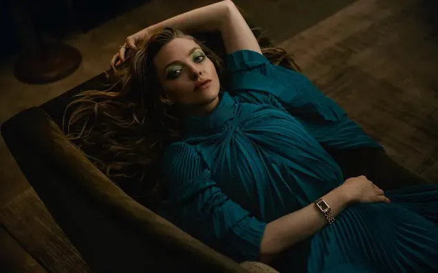 Die Schauspielerin und Sängerin Amanda Seyfried sieht sexy und heiß aus in einem türkisfarbenen Kleid