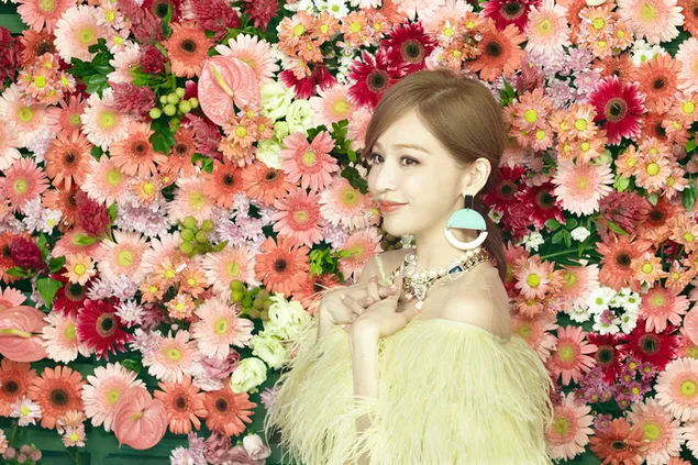 atriz e cantora linda cyndi wang posa em flores coloridas com brincos turquesa download