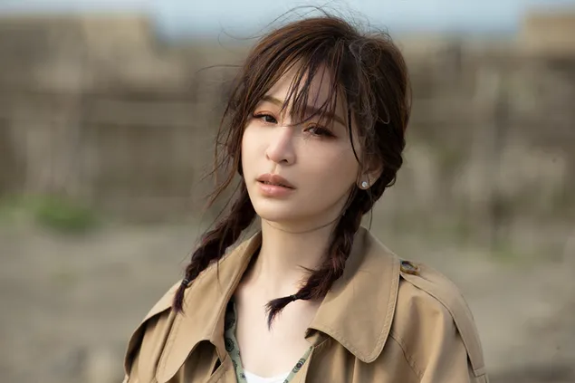 השחקנית והזמרת היפה סינדי וואנג מצטלמת עם שיערה הקלוע והז'קט החום בהיר 2K טפט