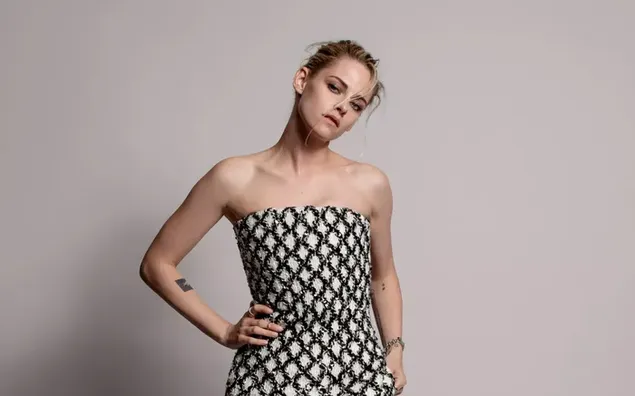 Schauspielerin Kristen Stewart sieht in einem sexy Kleid umwerfend aus 4K Hintergrundbild