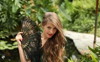 Actrice Willa Hollland houdt een fan vast 4K achtergrond