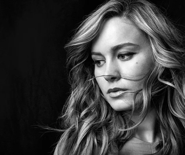 Actrice Brie Larson golvend haar monochroom