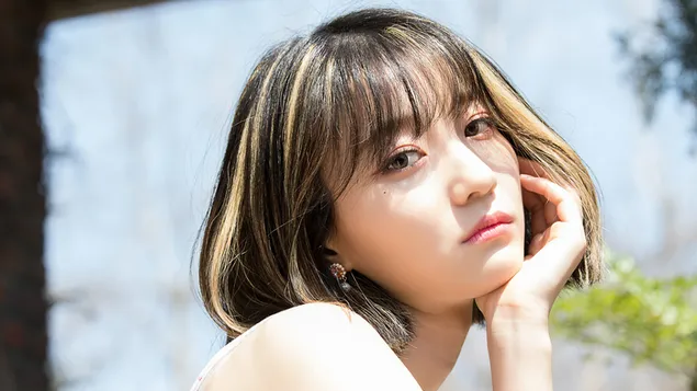 'Oh My Girl'(K-Pop 밴드)의 'Nonstop' MV 촬영(2020)에서 사랑스러운 Binnie 4K 배경화면